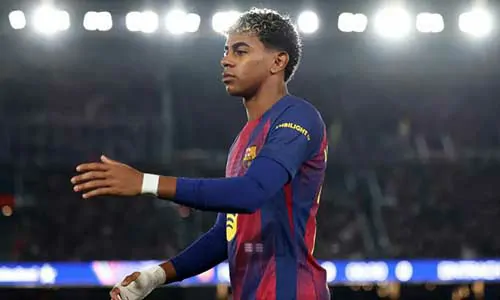 لامين يامال موقوف عن مباراة برشلونة ضد سلافيا براج في دوري أبطال أوروبا