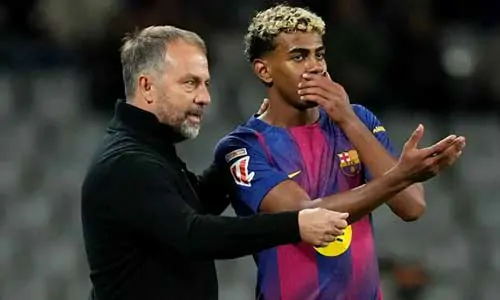 هانسي فليك يُشيد بيامال قبل مباراة برشلونة ضد ريال بيتيس